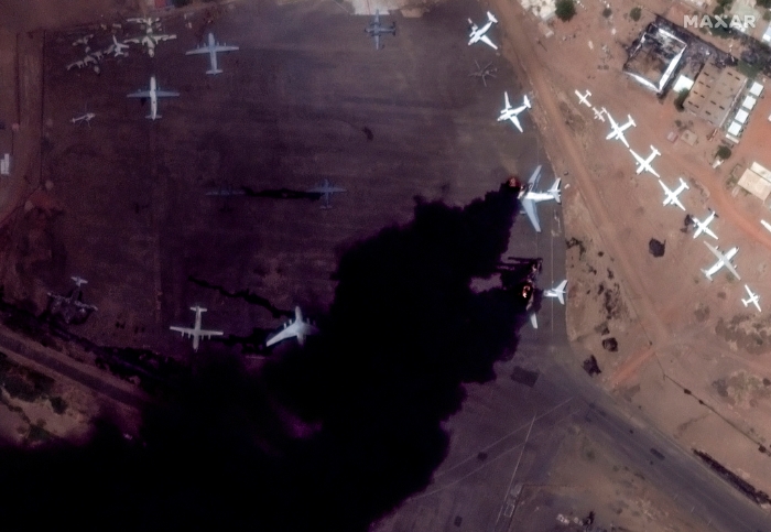 卫星图片显示两架飞机在苏丹喀土穆国际机场起火