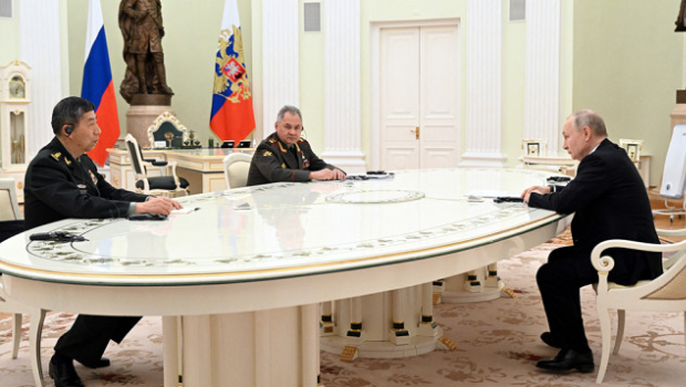 俄罗斯总统普京当地时间4月16日在莫斯科会见国务委员兼国防部长李尚福。