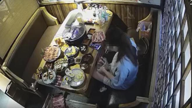 女顾客称“不想浪费”于是带走食物,店方表示决定起诉她 女顾客称“不想浪费”于是带走食物,店方表示决定起诉她