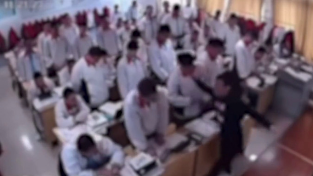 疑因学生考试不会答已讲解多篇的题目，逐个被老师打。