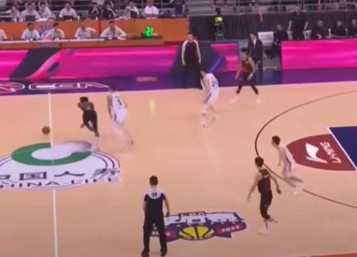 江苏球员开球竟直接开给了对手 江苏球员开球竟直接开给了对手