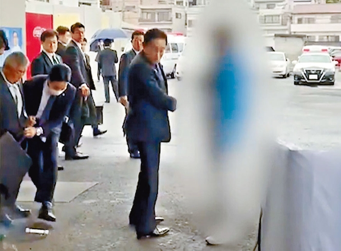 管状爆炸物掉落岸田文雄身后