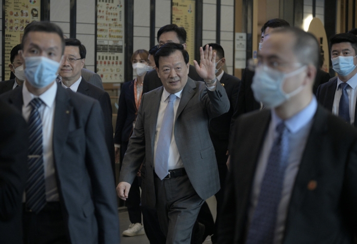 夏宝龙约3时30分到达科学园，夏向在场传媒挥手示好