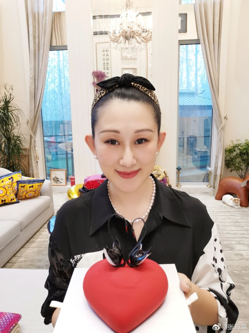 家中大厅非常阔落。