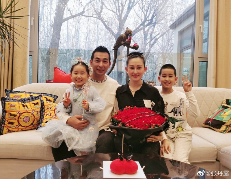 独立别墅连花园，有假山、篮球架、水池。