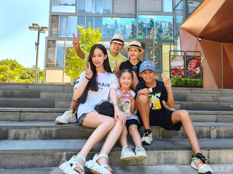 一家五口其乐融融