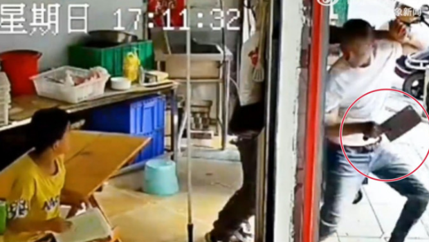 男子冲入餐馆夺菜刀