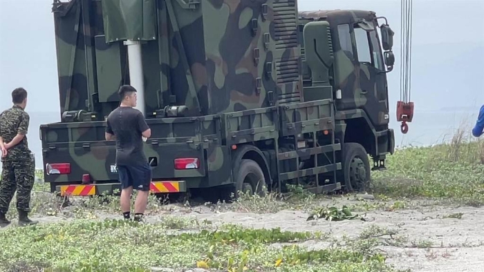 台军军车陷在了沙滩动弹不得