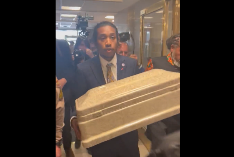 美议员“抬棺” 美议员“抬棺”