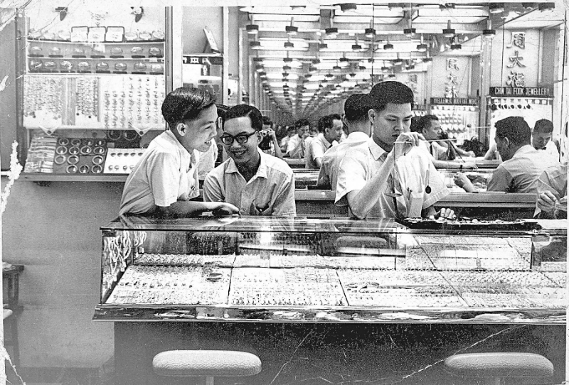 六、七十年代，店员使用厘趸杆秤来秤金。