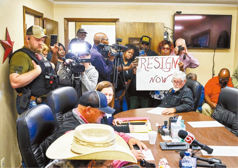 记者到警长办公室对话