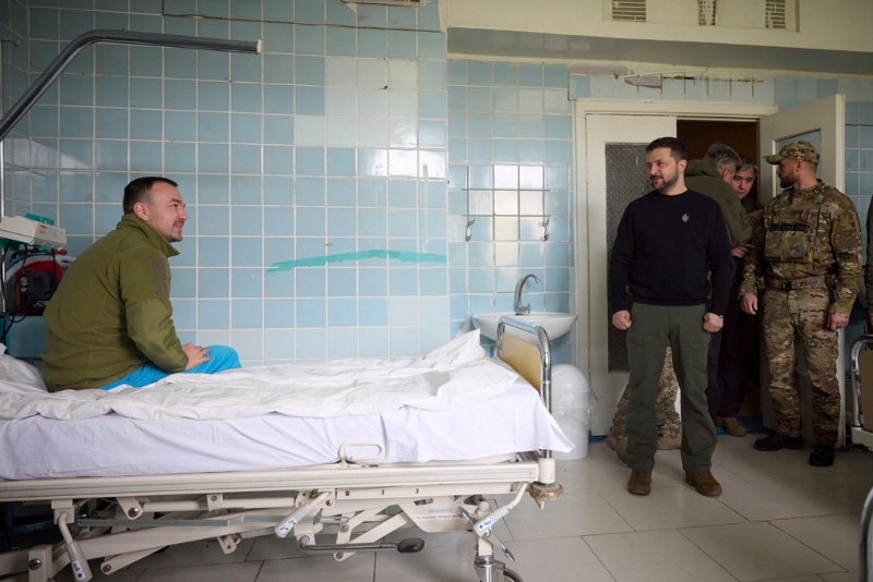 泽连斯基到边境地区视察。 美联社