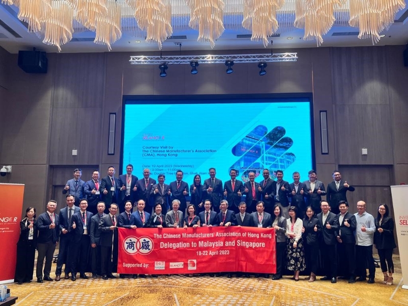 交流团与雪兰莪州行政议员、拿督邓章钦会面，听取投资雪兰莪州介绍。