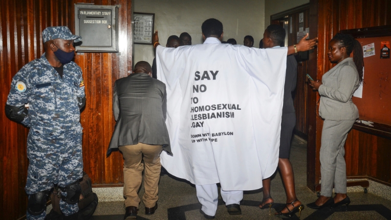 2023年3月21日，乌干达议员穿着写上反性小众（LGBTQ）标语的白袍到国会为严厉的反同性恋法投票。 美联社
