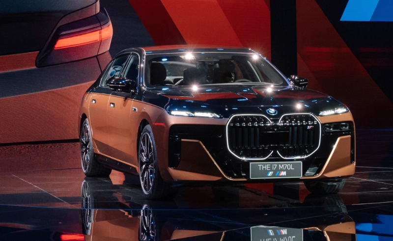 宝马i7 M70