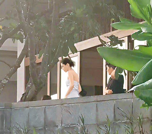 超莲穿上露背婚纱 超莲穿上露背婚纱