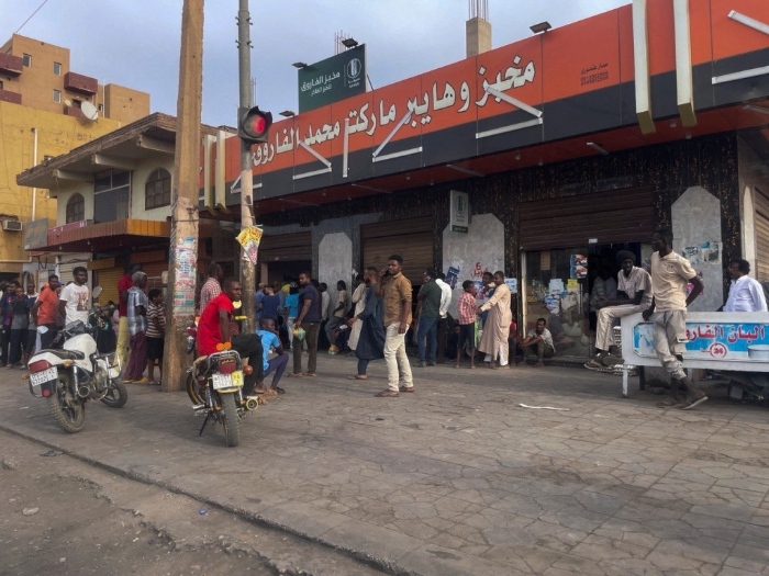 物资供应不足，苏丹民众在超市外排队