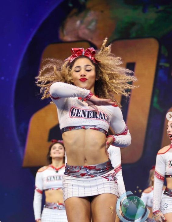 美女被开枪射中 美女被开枪射中