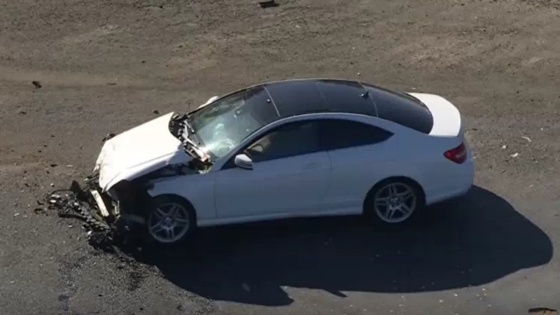 家车车头严重损毁