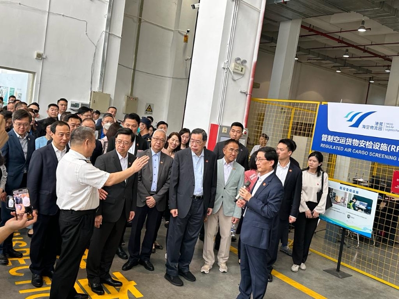 红组在东莞参观东莞-香港国际空港中心。 红组在东莞参观东莞-香港国际空港中心。