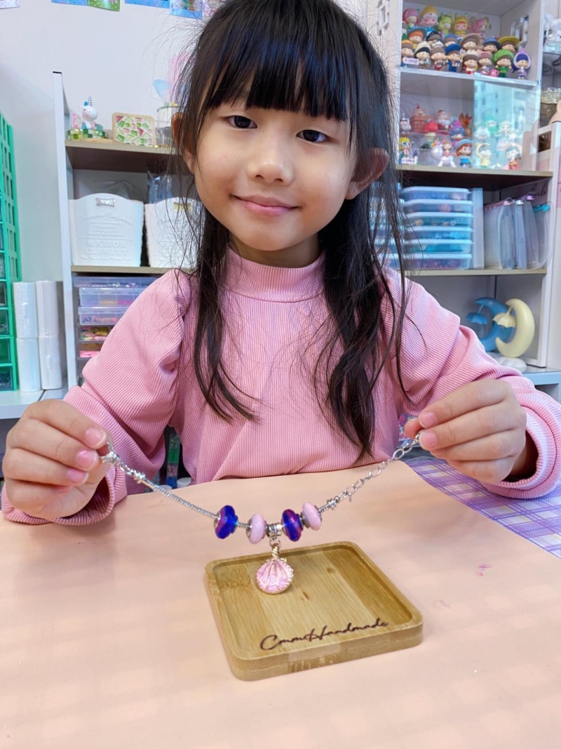 水晶手链:水晶手链要靠自己用水晶胶制造出来,小朋友可以先选不同颜色的水晶胶,组合成自己喜欢的渐变效果,然后照灯凝固,参与整个过程,满足感满满! (图片授权:fb@ Mrs1am-ology : 一点小哲学) 水晶手链:水晶手链要靠自己用水晶胶制造出来,小朋友可以先选不同颜色的水晶胶,组合成自己喜欢的渐变效果,然后照灯凝固,参与整个过程,满足感满满! (图片授权:fb@ Mrs1am-ology : 一点小哲学)