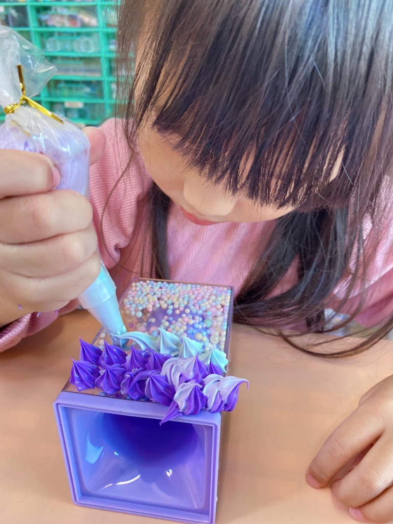 奶油胶笔筒:在笔筒上加些马卡龙色粒粒,流动感觉很缤纷,再用奶油胶贴上可爱的长发公主公仔,加上小水果,既实用颜值又高! (图片授权:fb@ Mrs1am-ology : 一点小哲学) 奶油胶笔筒:在笔筒上加些马卡龙色粒粒,流动感觉很缤纷,再用奶油胶贴上可爱的长发公主公仔,加上小水果,既实用颜值又高! (图片授权:fb@ Mrs1am-ology : 一点小哲学)