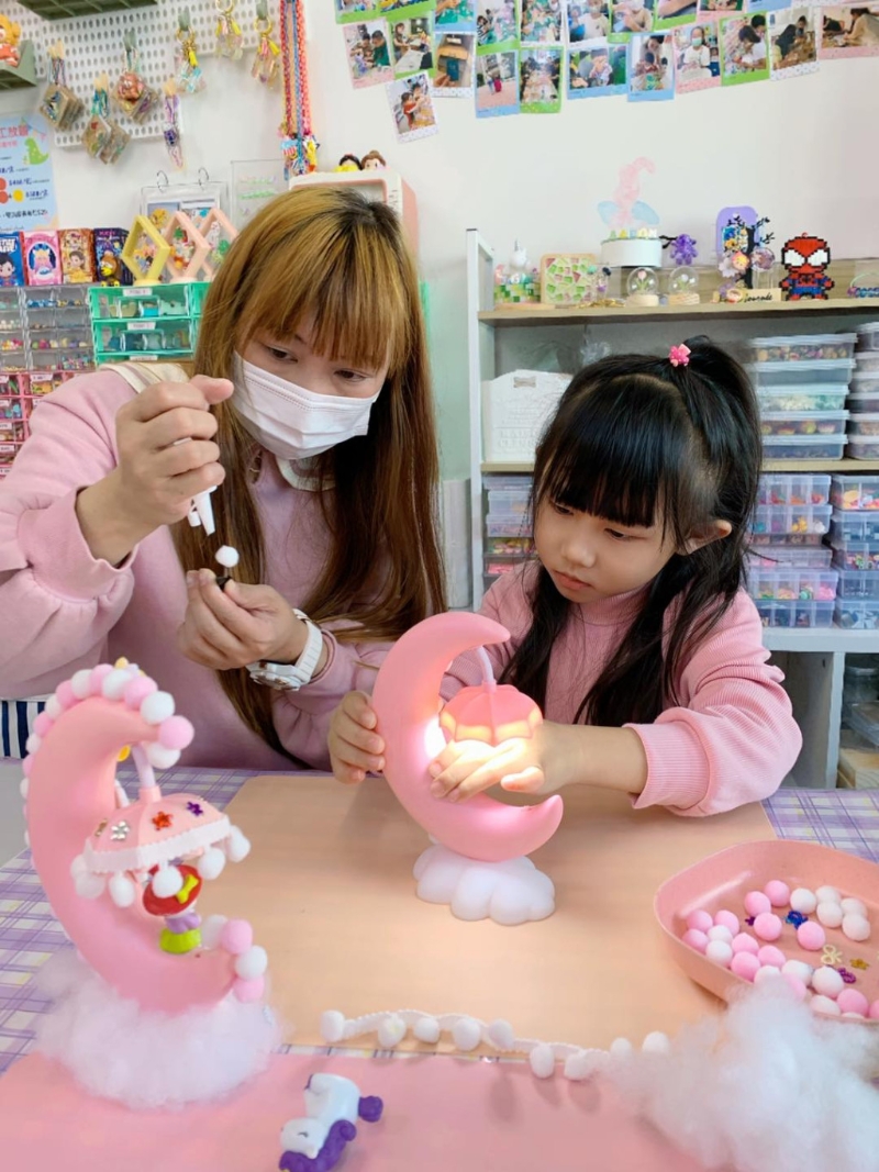 月亮灯:可爱的粉红色月亮,贴上不同的装饰配件,再加上棉花衬托,非常梦幻,小朋友更可挑选可爱的独角兽呢! (图片授权:fb@ Mrs1am-ology : 一点小哲学) 月亮灯:可爱的粉红色月亮,贴上不同的装饰配件,再加上棉花衬托,非常梦幻,小朋友更可挑选可爱的独角兽呢! (图片授权:fb@ Mrs1am-ology : 一点小哲学)