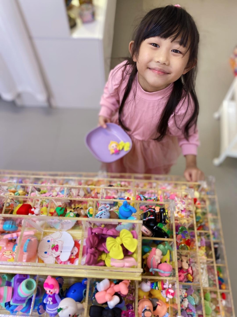 2小时任玩通行证有十多款手工以供选择,先选靓靓材料,有不少都是小女生最爱的梦幻配饰! (图片授权:fb@ Mrs1am-ology : 一点小哲学) 2小时任玩通行证有十多款手工以供选择,先选靓靓材料,有不少都是小女生最爱的梦幻配饰! (图片授权:fb@ Mrs1am-ology : 一点小哲学)