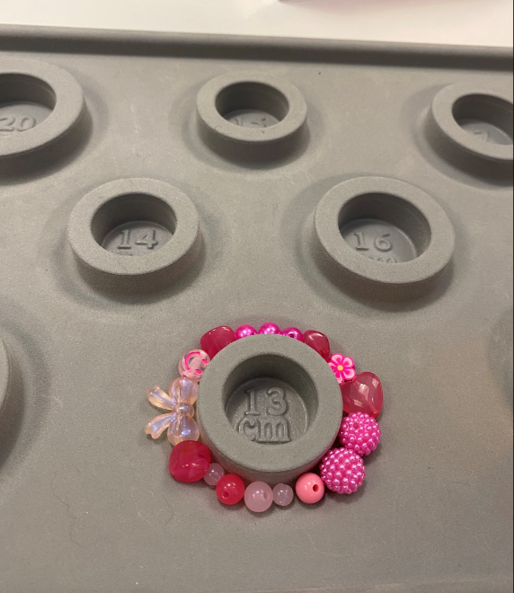 小朋友手腕比较幼,职员先量度腕围,然后决定所需的珠珠数目。 (图片来源:Billion Bead) 小朋友手腕比较幼,职员先量度腕围,然后决定所需的珠珠数目。 (图片来源:Billion Bead)