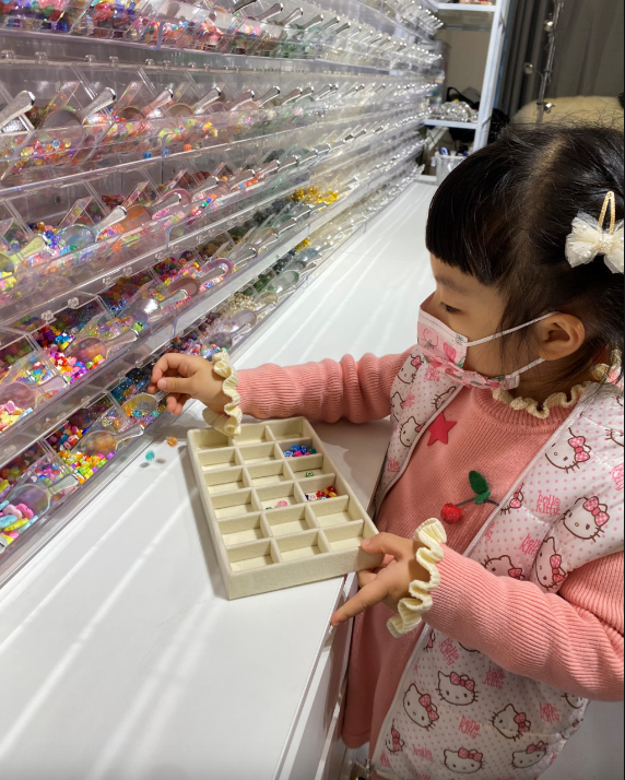 店内珠珠多达600款以上,包括胶珠、陶珠、玻璃珠,还有夜光珠。 (图片来源:Billion Bead) 店内珠珠多达600款以上,包括胶珠、陶珠、玻璃珠,还有夜光珠。 (图片来源:Billion Bead)