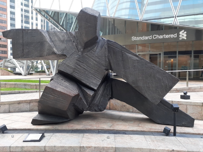 中环交易广场摆放朱铭作品《太极》。 中环交易广场摆放朱铭作品《太极》。