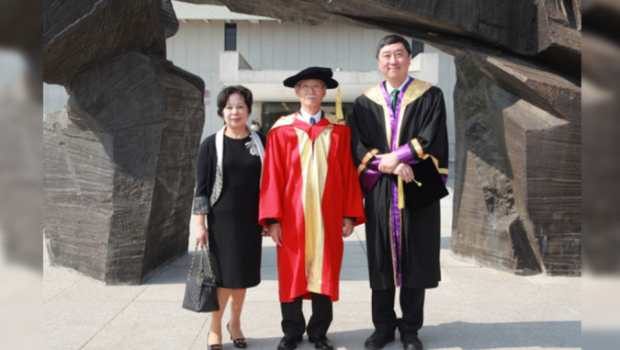 朱铭当年到港领取中大颁授的荣誉文学博士学位,并于《仲门》前与太太及沈祖尧合照 朱铭当年到港领取中大颁授的荣誉文学博士学位,并于《仲门》前与太太及沈祖尧合照