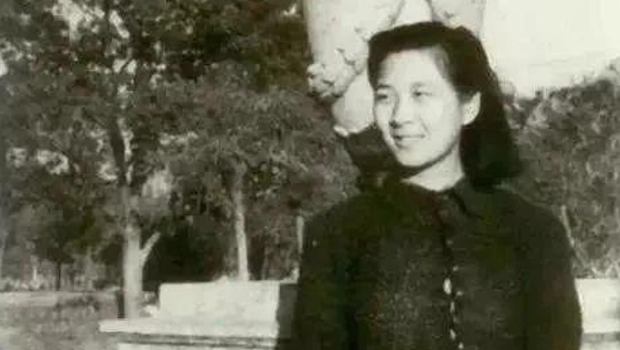 图为青年时期黄令仪