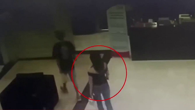 中国一名女游客（红圈）泰国结识陌生男遭骗至公寓勒索