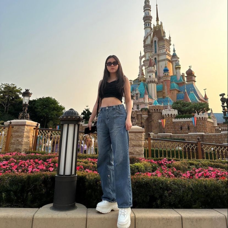 姚焯菲主题乐园城堡前打卡,身形修长! 姚焯菲主题乐园城堡前打卡,身形修长!