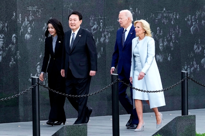 图为尹锡悦夫妇与拜登夫妇访问位在华府的韩战老兵纪念碑 图为尹锡悦夫妇与拜登夫妇访问位在华府的韩战老兵纪念碑