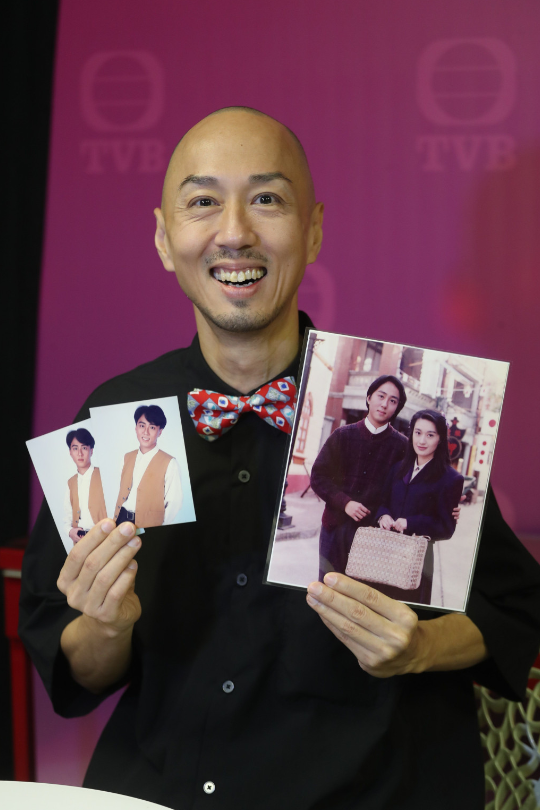 戴耀明笑指初入行的照片保存得好好,全靠头号粉丝戴妈妈包好放在衣柜 戴耀明笑指初入行的照片保存得好好,全靠头号粉丝戴妈妈包好放在衣柜