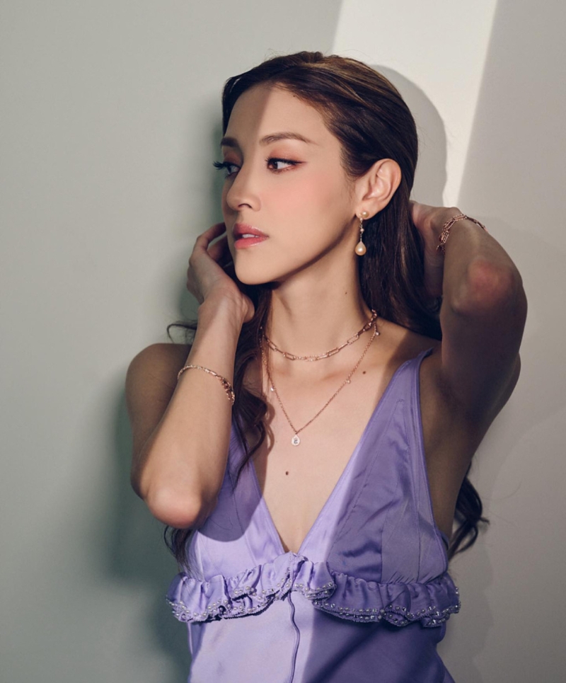 陈凯琳在深V下见到胸前的“两点”痣。 陈凯琳在深V下见到胸前的“两点”痣。