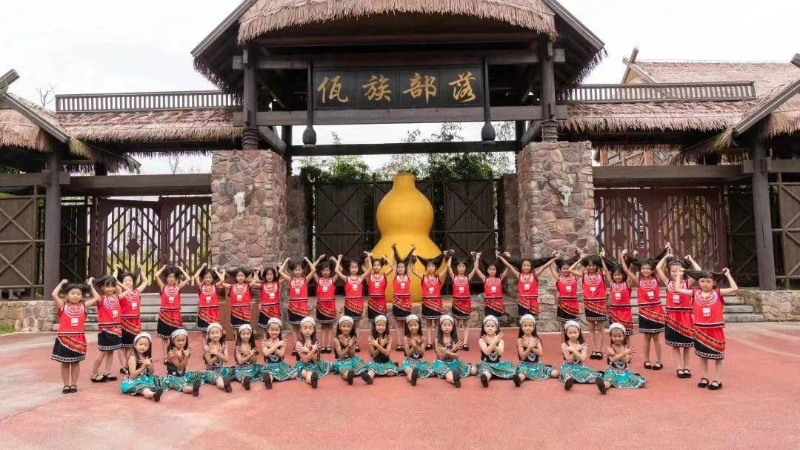 飞越彩虹民族童声合唱团曾到各地演出，宣扬少数民族文化