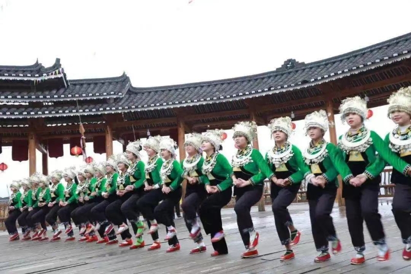 飞越彩虹民族童声合唱团由全国的11个省市自治区成立了四十多支一群7-12周岁在校儿童少数民族合唱团组成，透过民族经典歌舞展示我国少数民族文化的阳光、多彩和独特性。