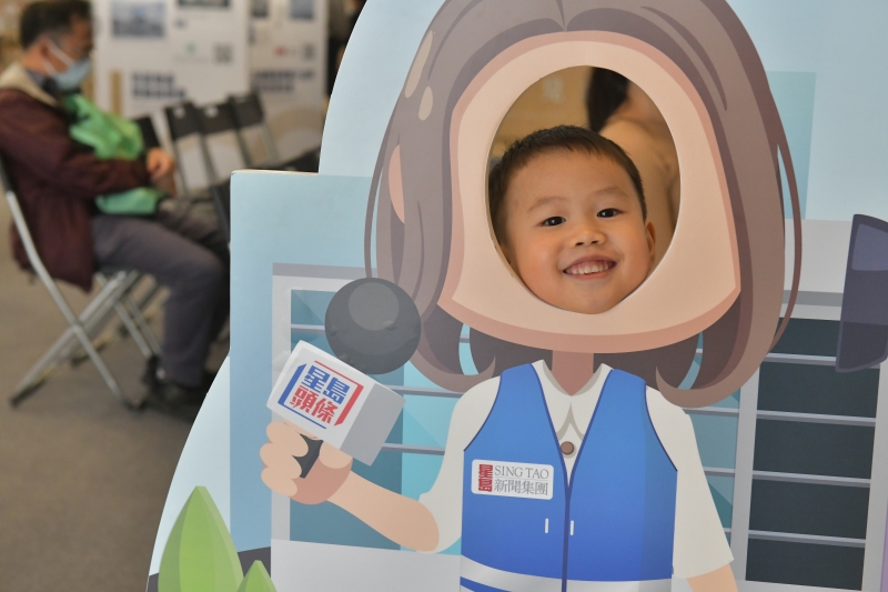 小朋友最喜爱的打卡位，一尝扮小记者及驾驶采访车。