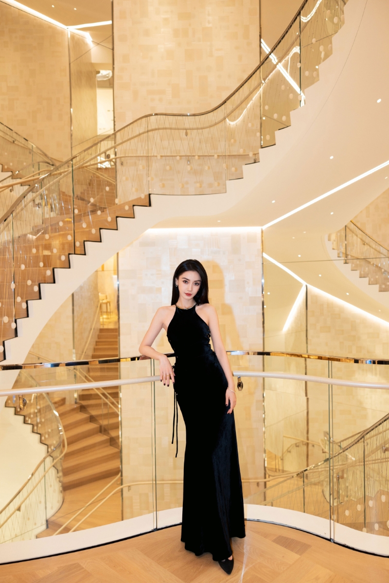 Angelababy穿上一袭黑色贴身长裙。 Angelababy穿上一袭黑色贴身长裙。