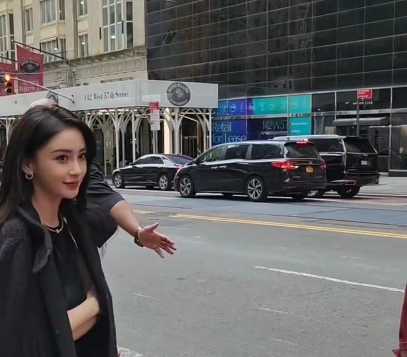 网民大赞Angelababy拥有“好完美高级的一张脸”。 网民大赞Angelababy拥有“好完美高级的一张脸”。