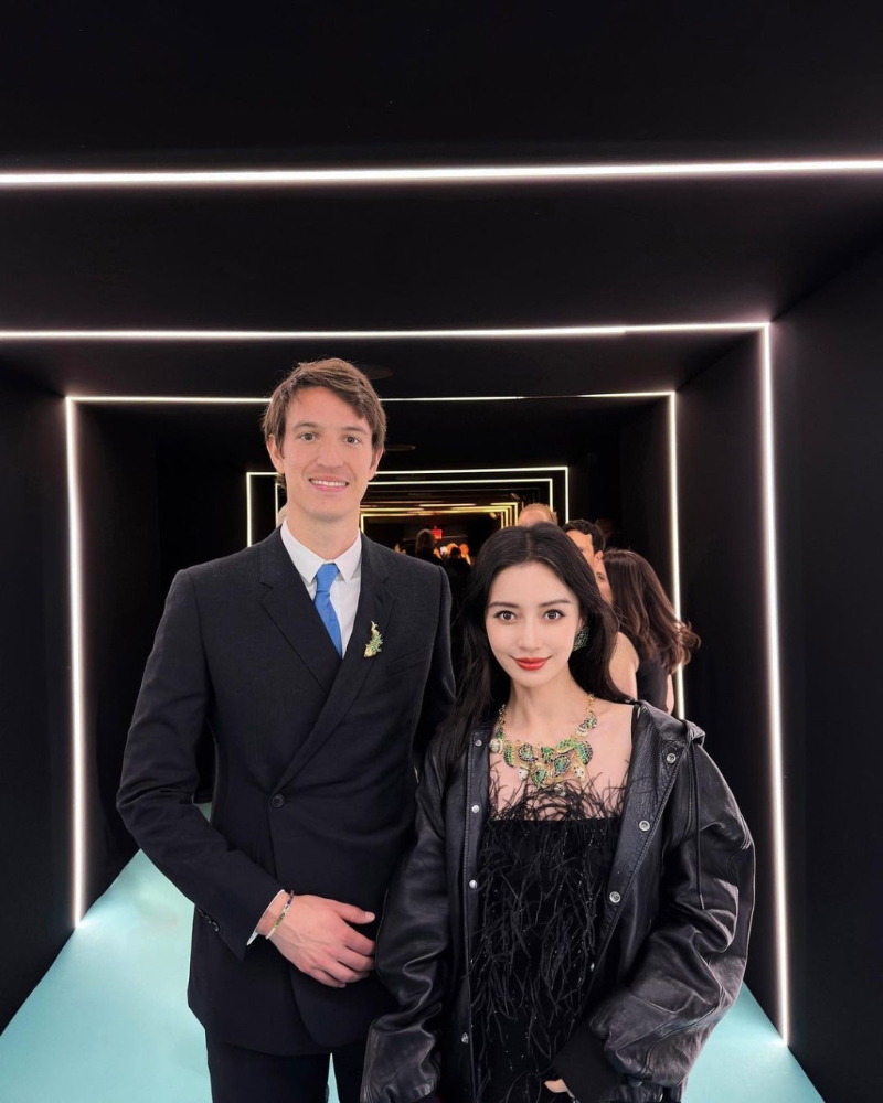 Angelababy换上另一套黑色毛毛吊带晚装现身旗舰店开幕活动。 Angelababy换上另一套黑色毛毛吊带晚装现身旗舰店开幕活动。