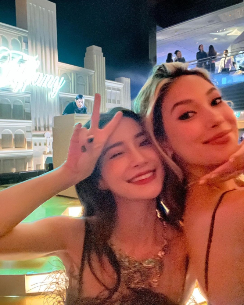 Angelababy巧遇该品牌全球代言人、中国自由式滑雪女将谷爱凌(右)。 Angelababy巧遇该品牌全球代言人、中国自由式滑雪女将谷爱凌(右)。