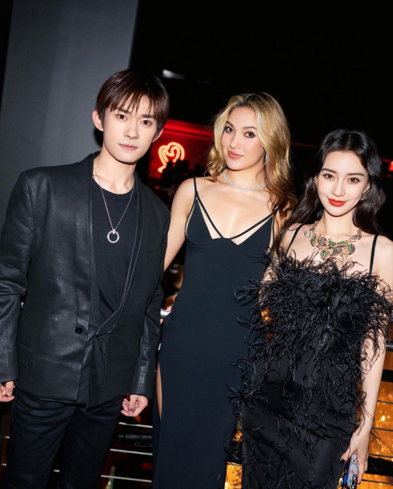 不过Angelababy瞬间被谷爱凌(中)抢去“峰”头! 不过Angelababy瞬间被谷爱凌(中)抢去“峰”头!