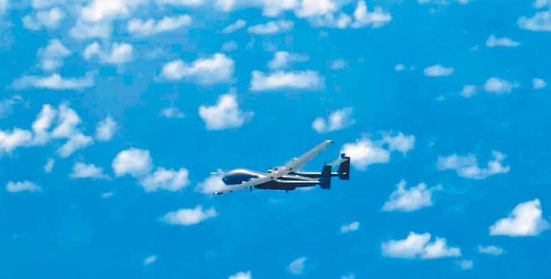 解放军可挂弹无人机，罕见逆时钟绕台一圈