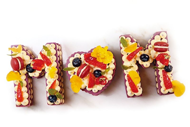 MOM字母蓝莓芝士饼亲子班/$780/一组/香港新东方厨艺培训，若是香港新东方厨艺培训会员，可享报读折扣。