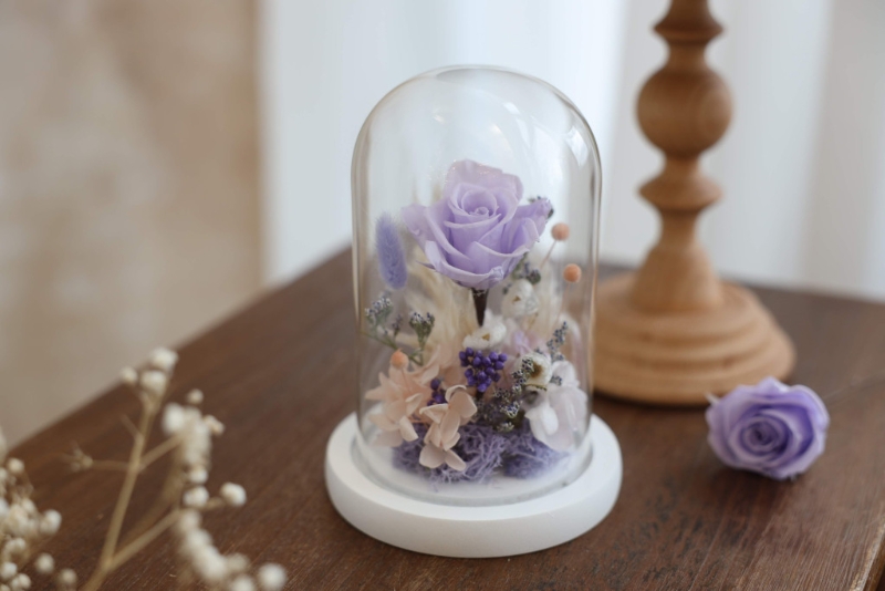 母亲节保鲜花玻璃瓶工作坊/原价$800、优惠价$480，玻璃瓶以保鲜玫瑰作主花，配以粉紫和香槟色保鲜绣球花与配花，保存可达3年，二人同行享9折。 （念念工作室）