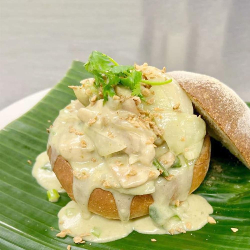 泰国风味料理包括泰式盐烧乌头及青咖喱鸡面包（见图）/正价/$780、乐龄价/$663/信兴厨艺中心，可带同一名亲友上课，需2人共用一份食材及烹饪工具。